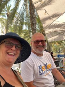 How to retire early with no money — happy man and woman in cafe smiling