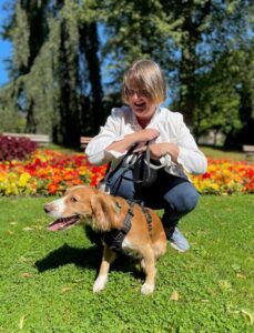 Trusted House Sitters reviews are 5⭐ — Reliable dog sitter and a happy spaniel smiling — out for a dog walk in the park